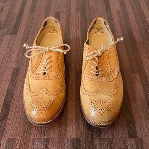 J. Shoes saddle shoe